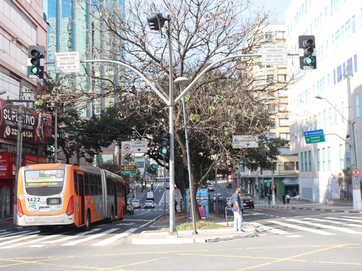 A interdição do trecho, do lado direito da via, ocorre a partir das 10h desta quinta-feira