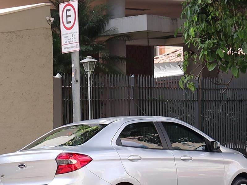 Sinalização viária indica locais com vaga rotativa