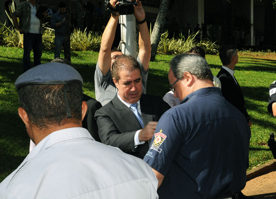 Jonas condecora integrantes da GM