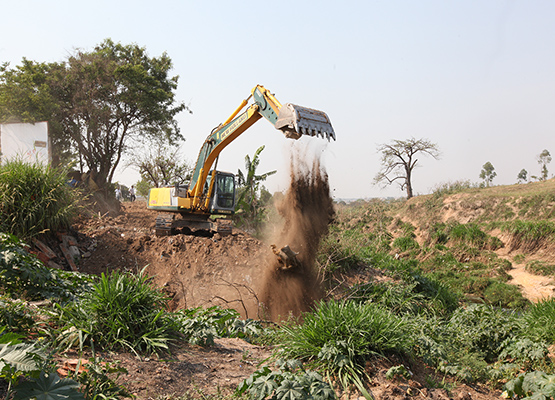 Máquinas pesada a serviço