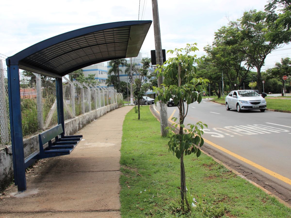 Na Theodureto: novos abrigos de ônibus requalificados