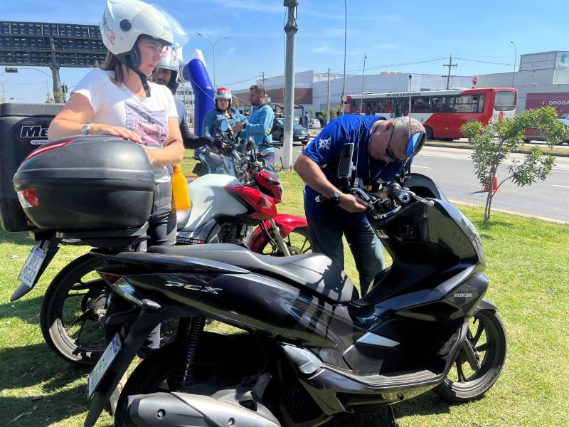 Também estão sendo feitas instalações de antenas corta-pipa nas motocicletas