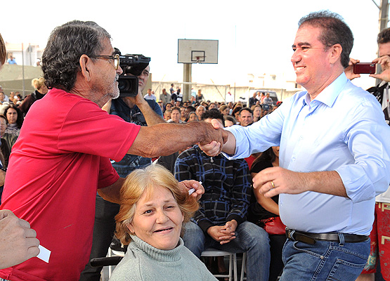 Jonas cumprimenta futuro morador