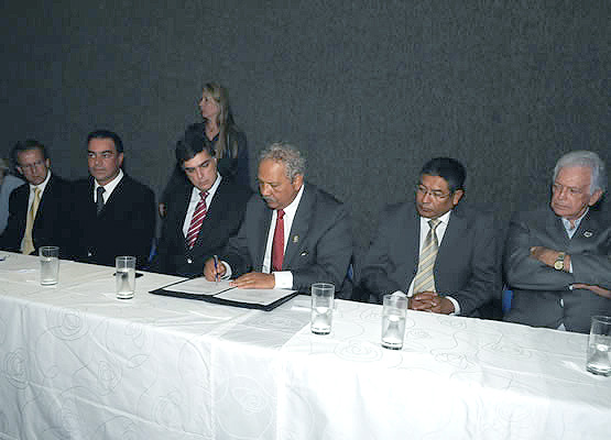 Dr. Hélio assina posse