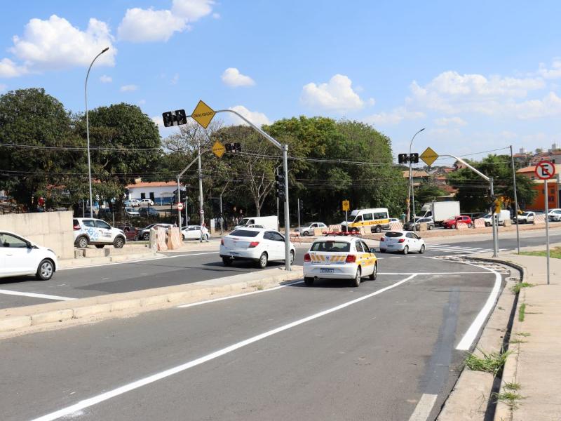Sinalização horizontal e vertical, rampas, travessia para pedestres e abertura de retorno ampliam segurança e fluidez viária na área
