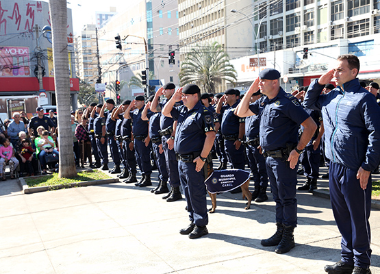 Guardas municipais atuam para auxiliar a comunidade