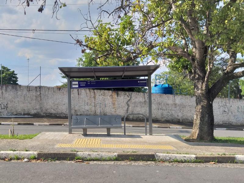 Abrigos têm cobertura, estrutura metálica e bancos de concreto