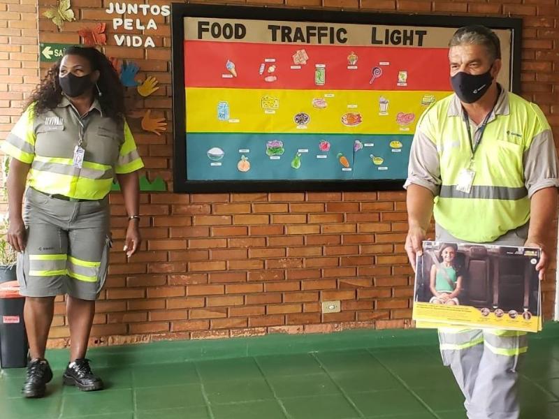 Ilustrações em cartazes e hotsite mostram comportamento adequado para segurança na mobilidade urbana