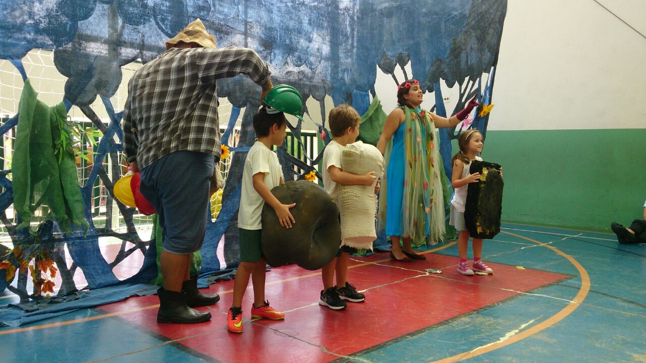 Peça teatral usa linguagem lúdica para ensinar sobre a dengue