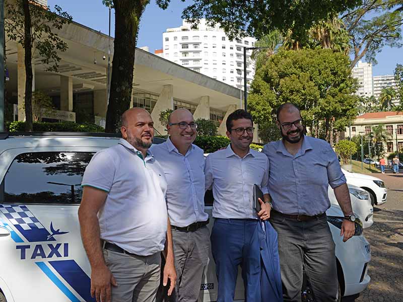Administração se aproxima dos taxistas