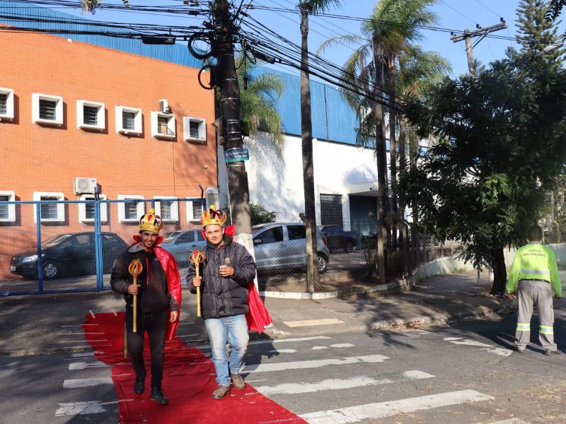 Pedestres foram convidados a passar como "reis" pela faixa