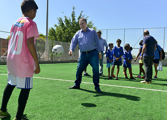 Prefeito brincou com as crianças que participaram do festival de futebol