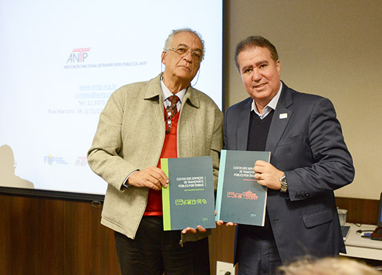 Presidente da ANTP, Ailton Pires, e prefeito Jonas Donizette mostram a nova planilha