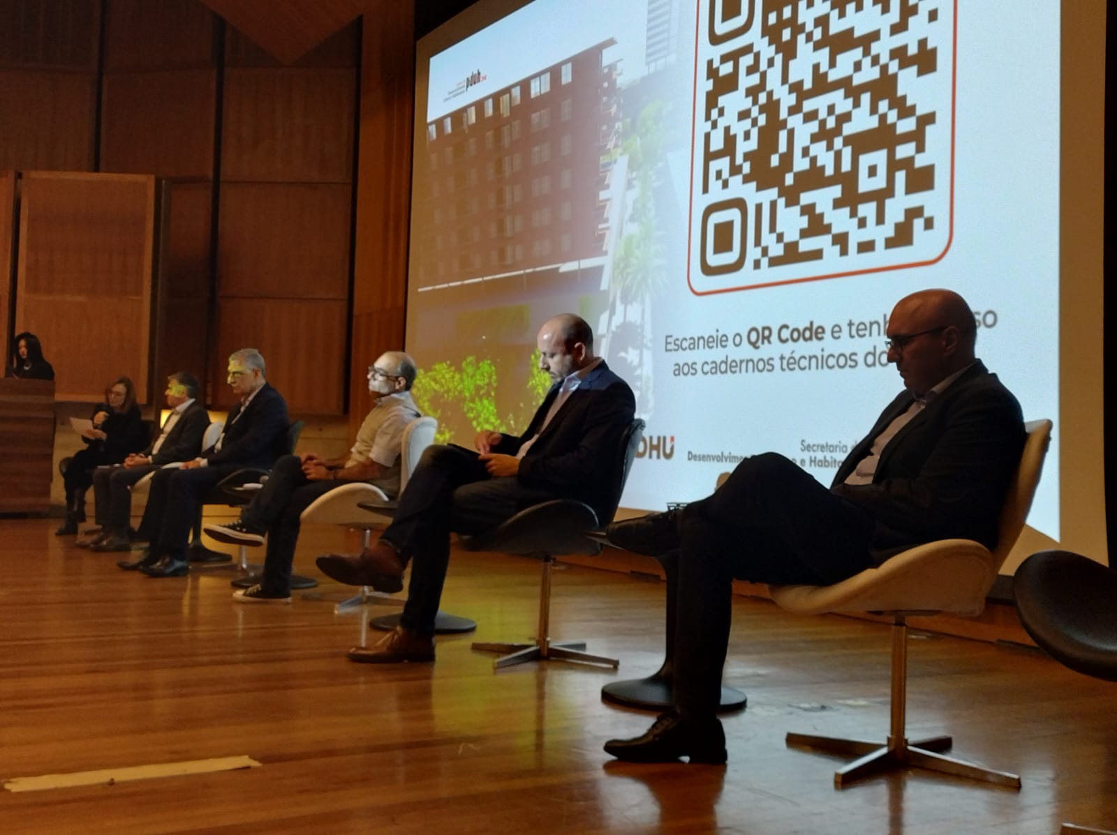 Ao lado das autoridades presentes, Dário representou a RMC na apresentação dos Cadernos Temáticos do PDUH 2040