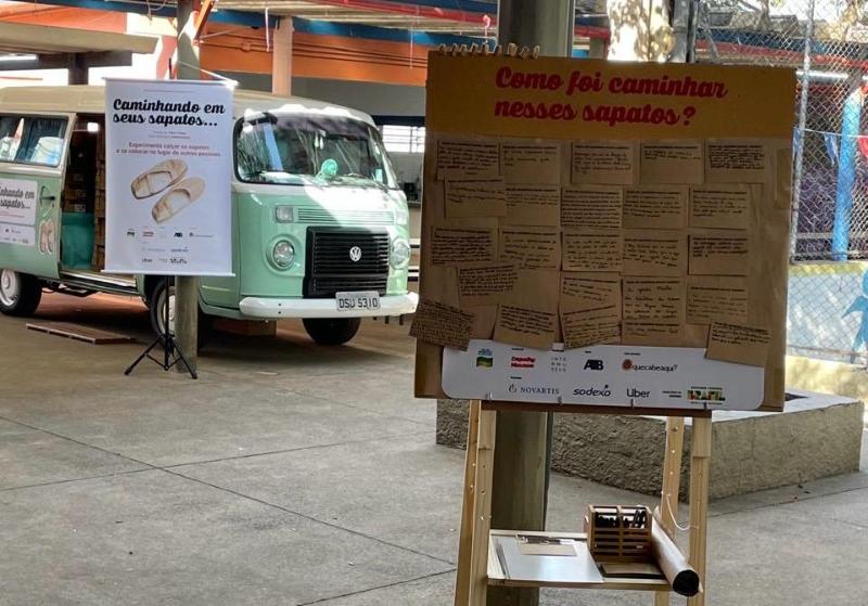 As histórias dos donos de cada par de sapatos pode ser ouvida por fones