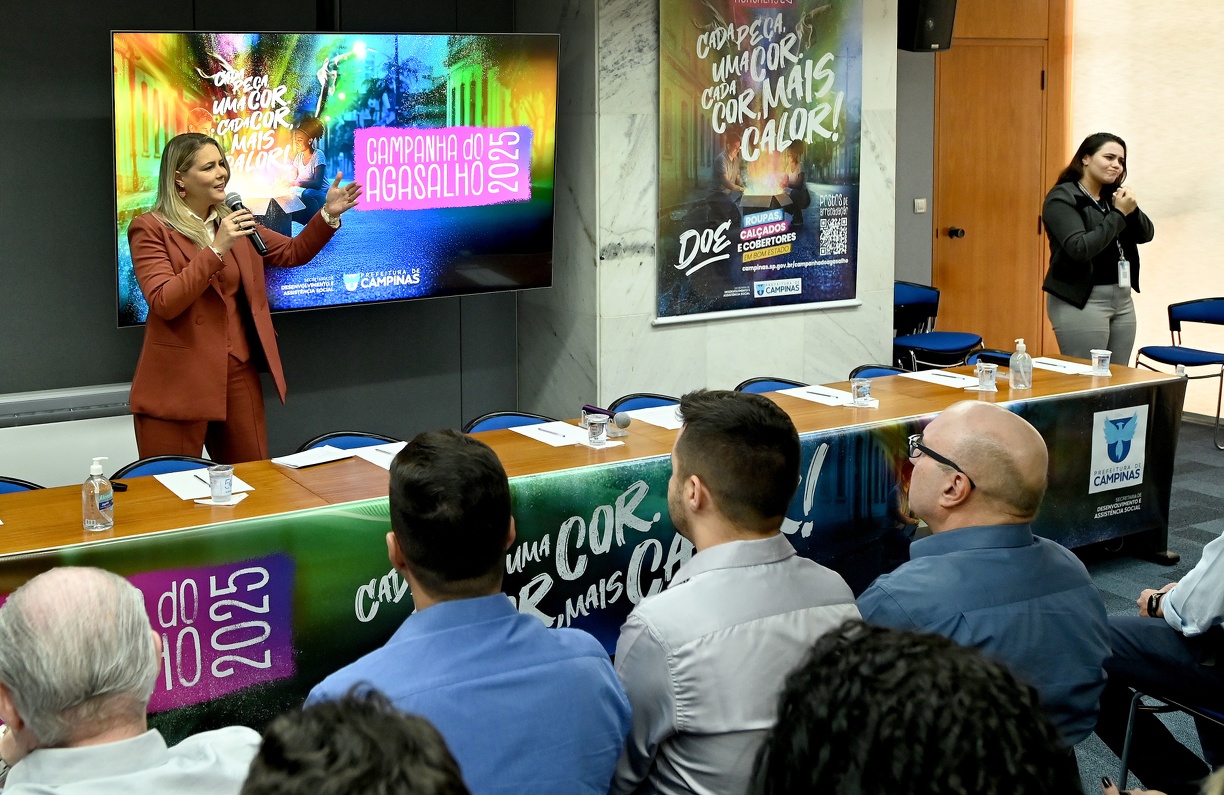 Prefeito Dário Saadi e a secretária Vandecleya Moro participam do lançamento da Campanha do Agasalho 2025, na Sala Azul do Paço Municipal