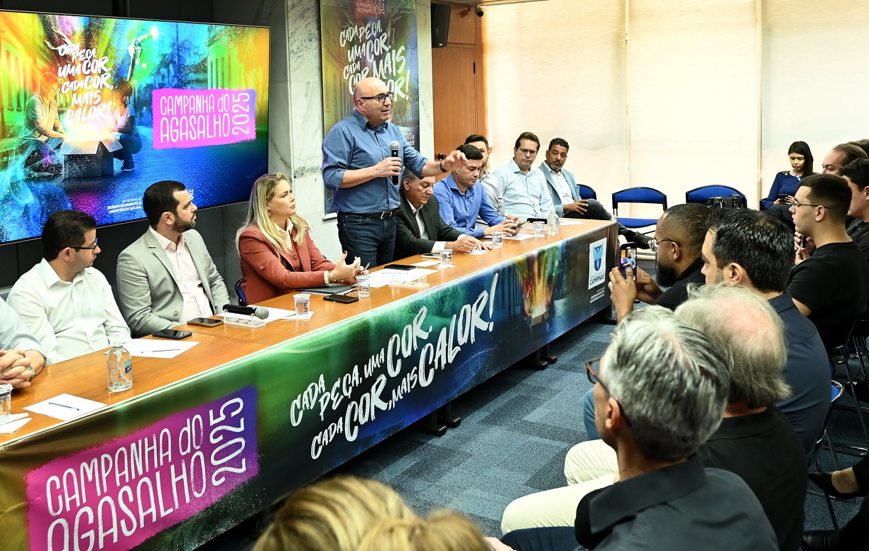 Prefeito Dário Saadi e a secretária Vandecleya Moro participam do lançamento da Campanha do Agasalho 2025, na Sala Azul do Paço Municipal