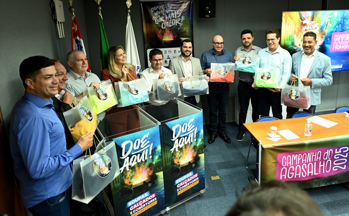 Prefeito Dário Saadi e a secretária Vandecleya Moro participam do lançamento da Campanha do Agasalho 2025, na Sala Azul do Paço Municipal
