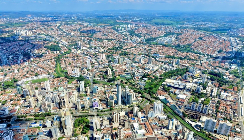 Vista aérea de Campinas com foco na avenida Aquidabã: nova lei vai facilitar novas construções em diversas regiões da cidade