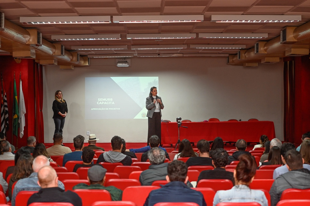 A secretária de Urbanismo, Carolina Baracat, durante orientação para arquitetos e engenheiros