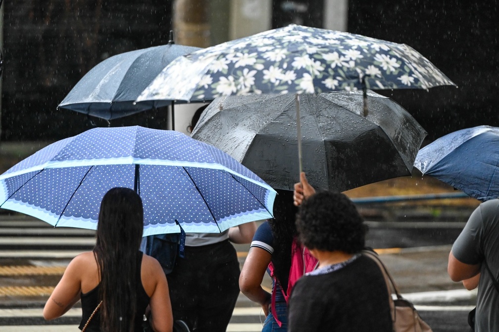 É importante ficar atento aos avisos sobre locais propícios a alagamentos, que podem inundar mesmo com chuvas de curta duração