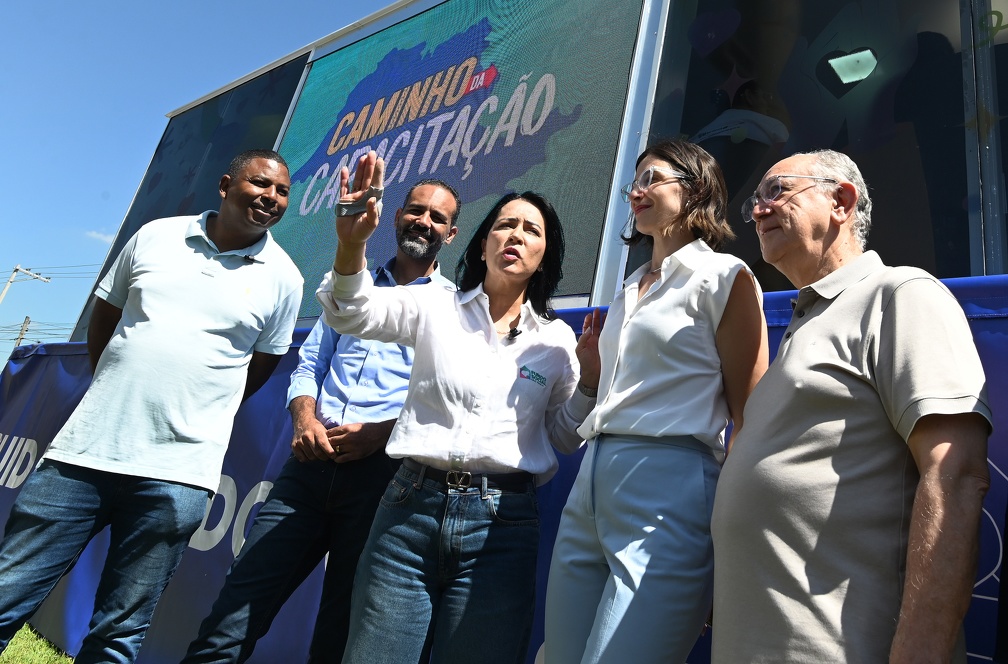 Primeiras-damas do Estado e do município visitaram as carretas profissionalizantes acompanhadas de vereadores e secretários