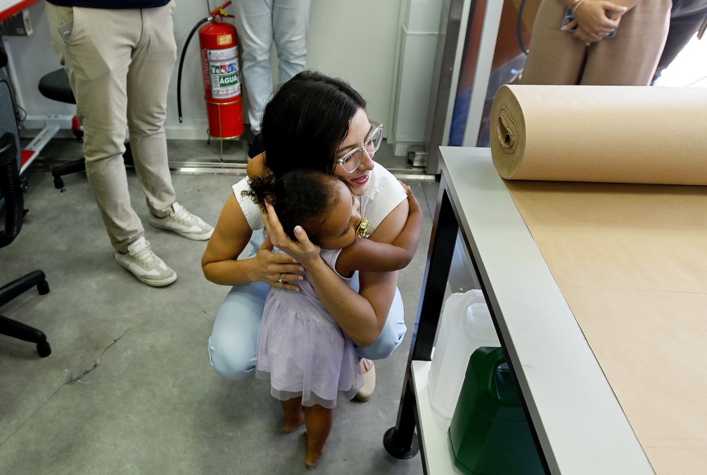 Maria Giovana Fortunato, primeira-dama de Campinas, percorreu as salas de aula móveis e foi saudada pelos moradores