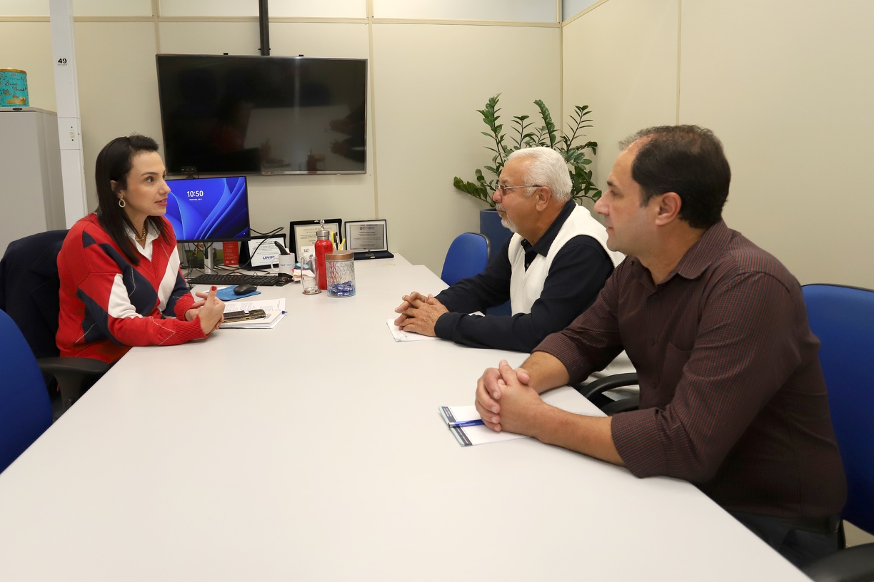 A secretária de Urbanismo de Campinas, Carolina Baracat, detalhou para os visitantes as soluções digitais implementadas por Campinas no licenciamento urbano