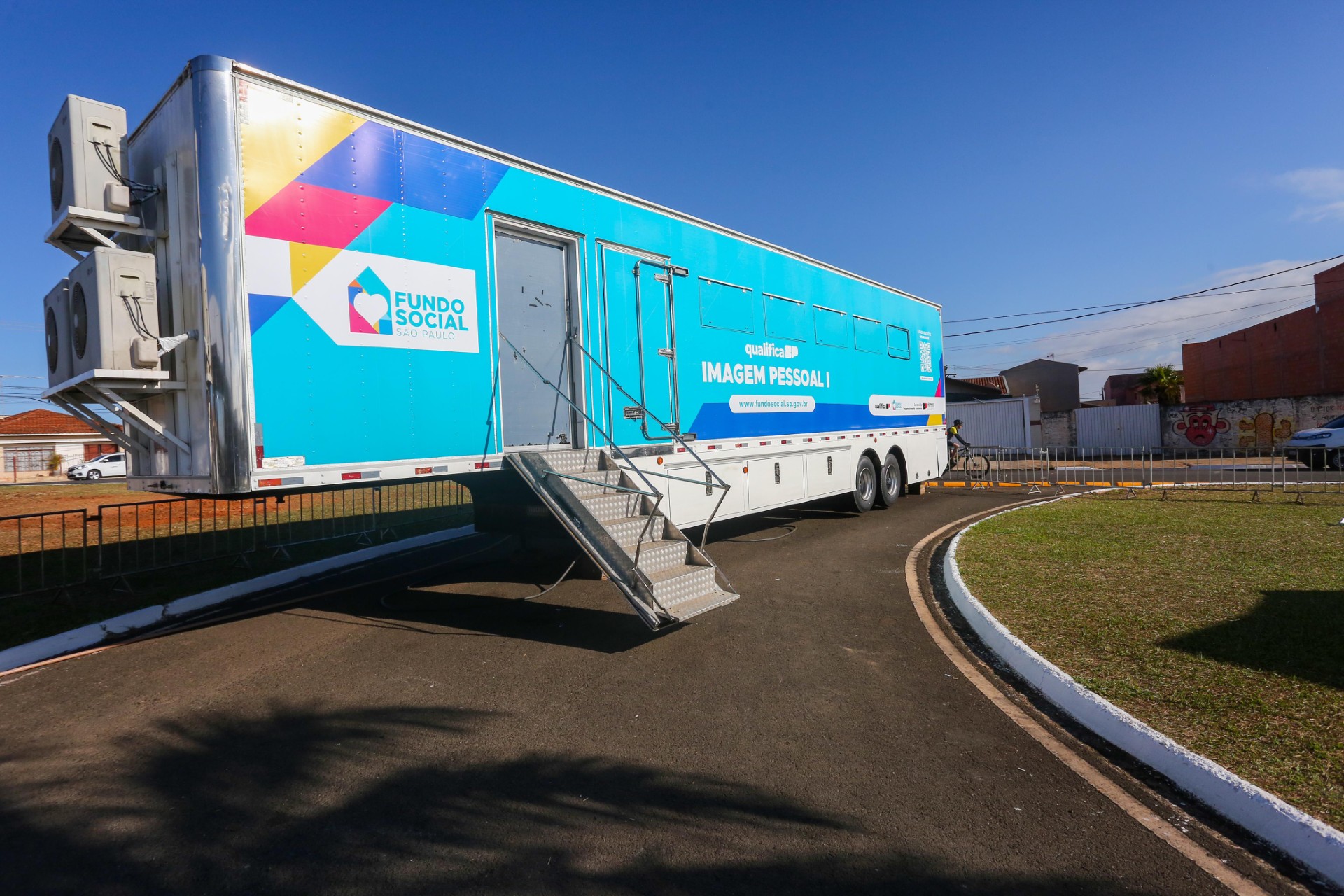 Carretas trazem diversas opções de cursos para a população 