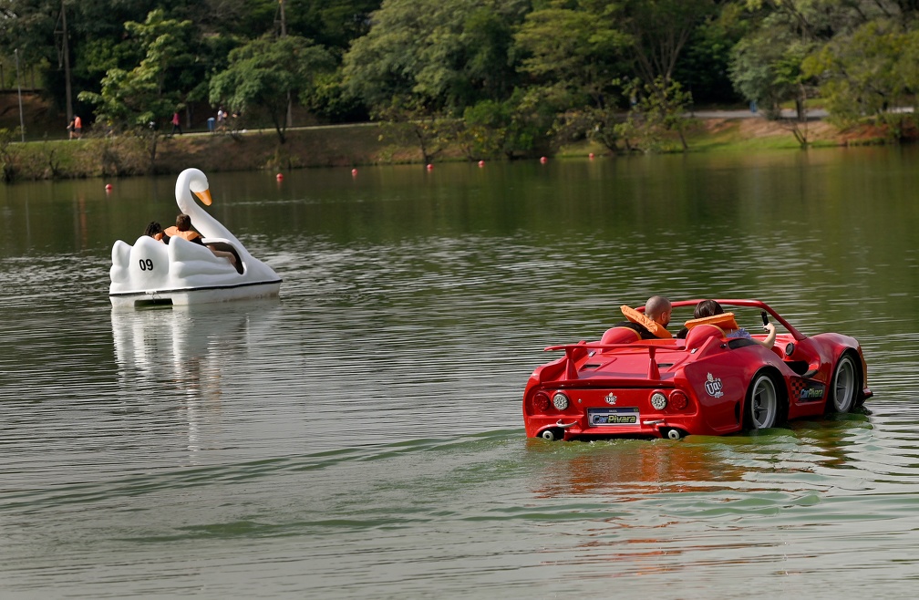 Carrinhos elétricos agora dividem espaço com os pedalinhos na Lagoa do Taquaral