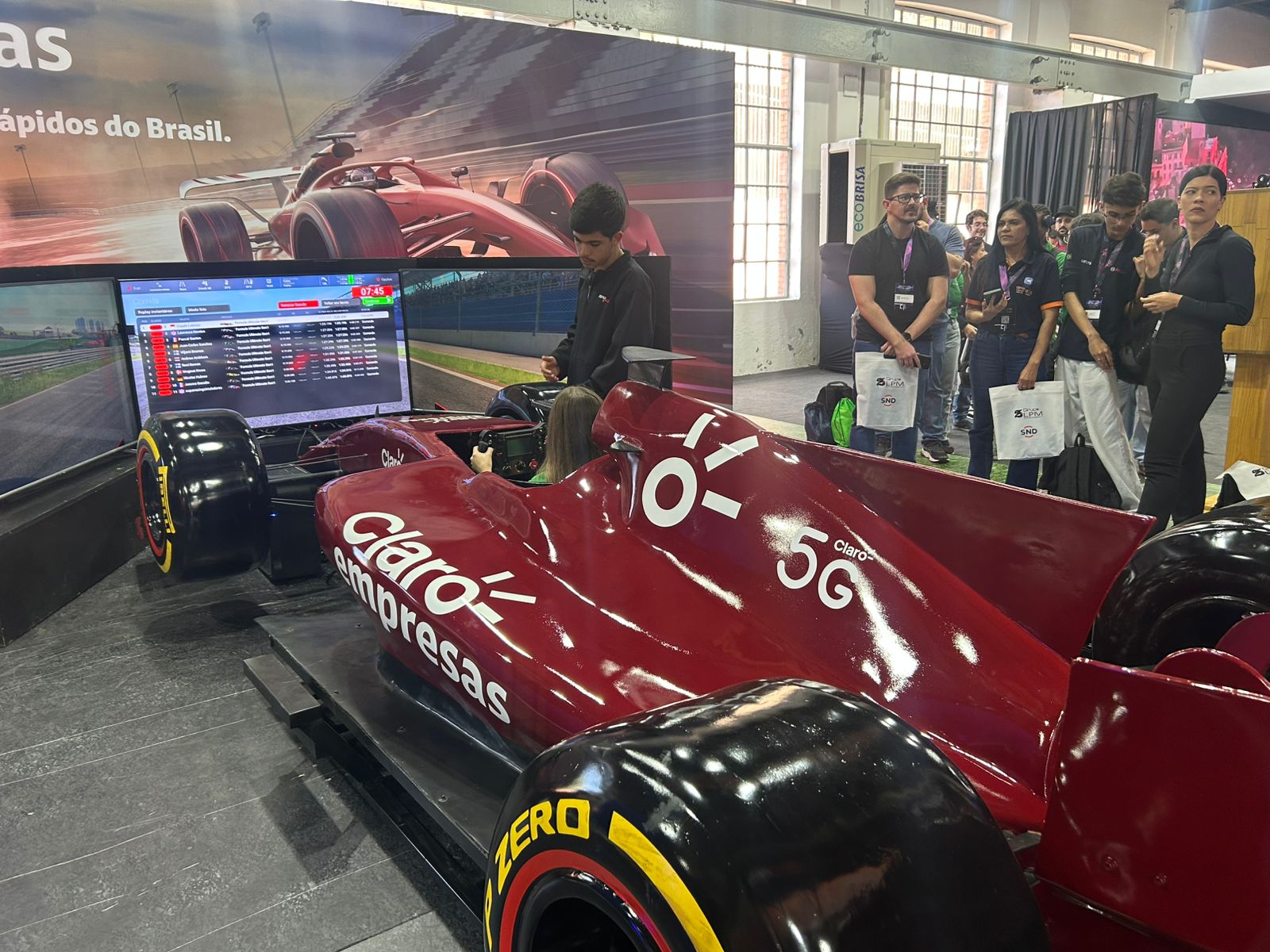 Os visitantes podem também pilotar um simulador de carro de Fórmula 1 e exercitar a força do pensamento 