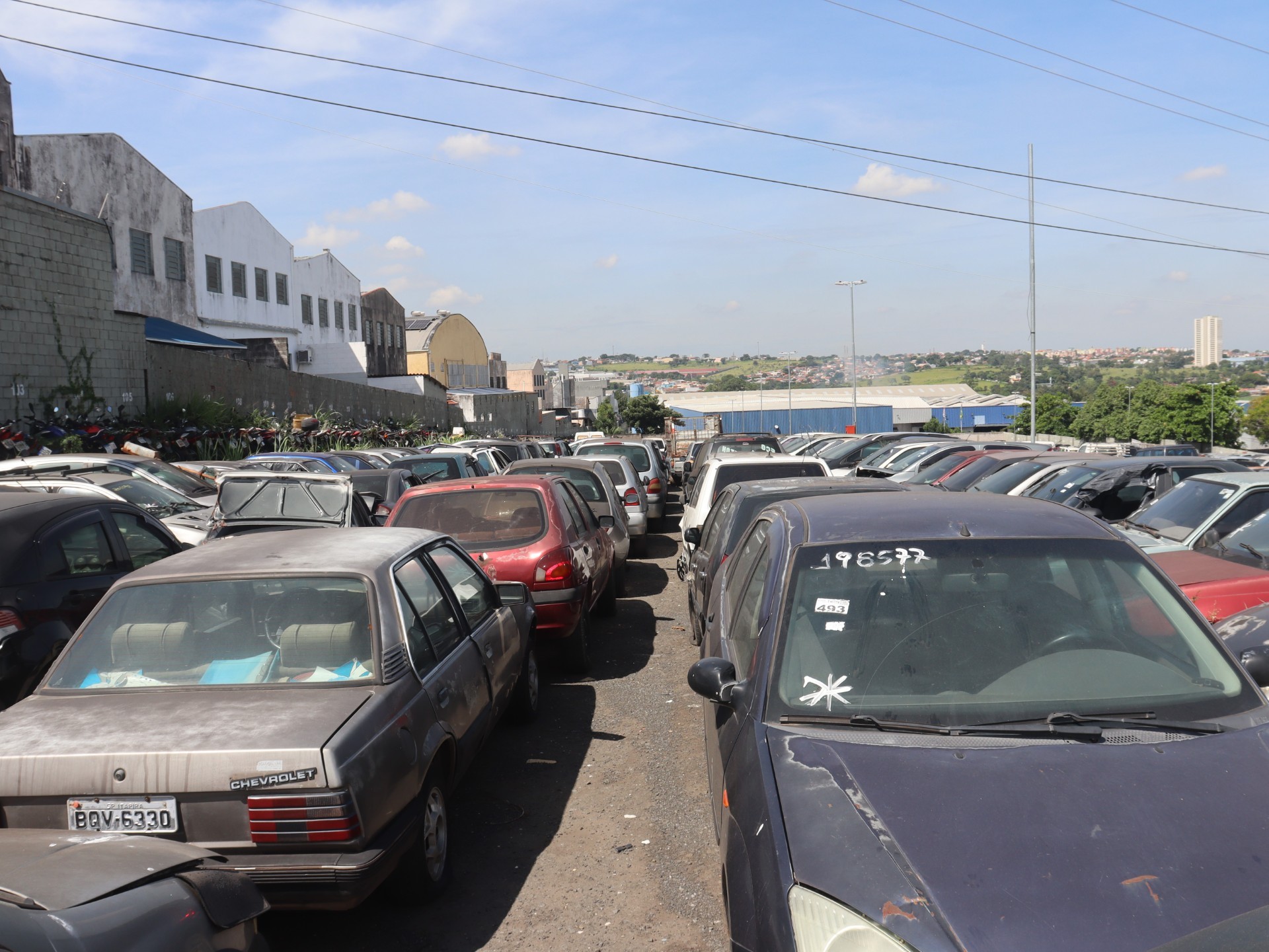 No site do leiloeiro, é possível conferir fotos e a descrição dos veículos