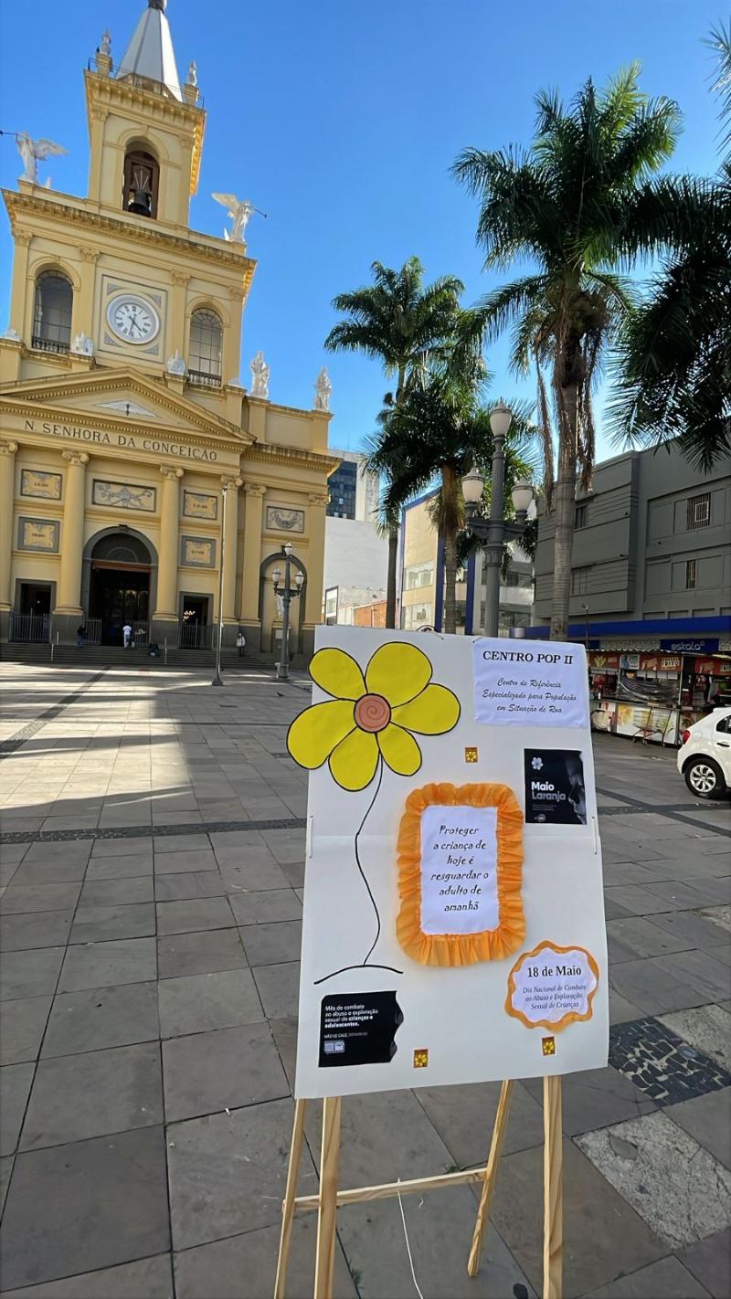 Praça da Catedral foi palco da distribuição dos fuxicos e dos folhetos