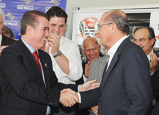 Jonas Donizette cumprimenta o governador após assinaturas