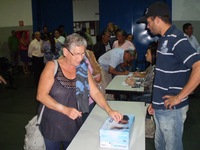 Senhora vota na eleição do Conselho Municipal de Habitação