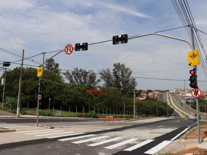 Novos semáforos no cruzamento da Estrada do Friburgo com Maria Rolim