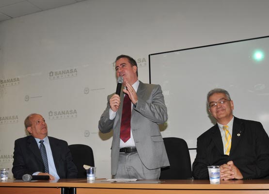 Jonas discursa, entre o presidente da empresa e o presidente da Câmara