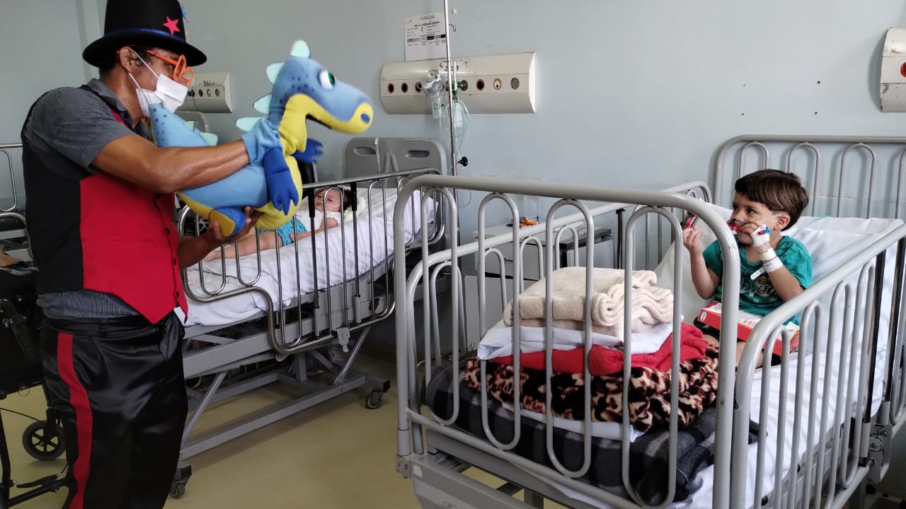 O mágico profissional Jociel Rodrigues Aleixo; visita integra atividades pelo Dia das Crianças 