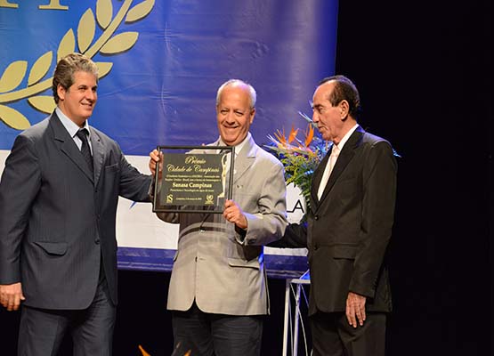 Arly de Lara Romêo, presidente da Sanasa, recebe prêmio