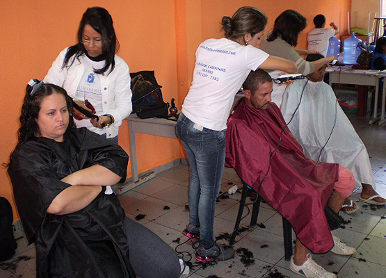 Moradores do residencial cortaram o cabelo de graça