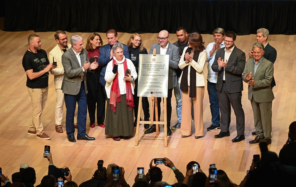 Prefeito Dário Saadi e autoridades no descerramento da placa para entrega do CCC