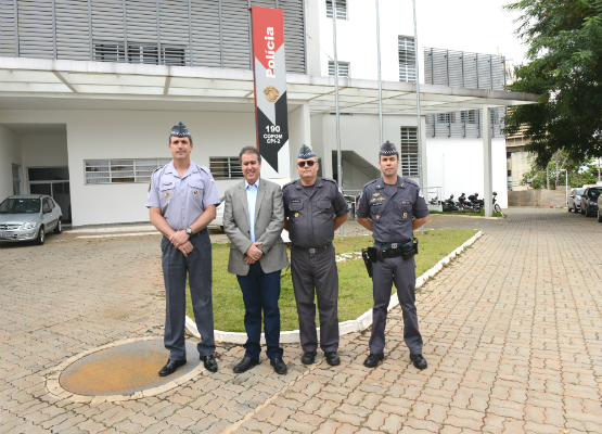 Prefeito e comando da PM do interior posam em frente a prédio da corporação
