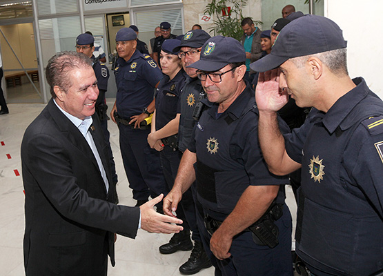 Prefeito cumprimenta GMs em cerimônia hoje