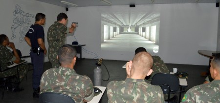 Soldados no estande virtual