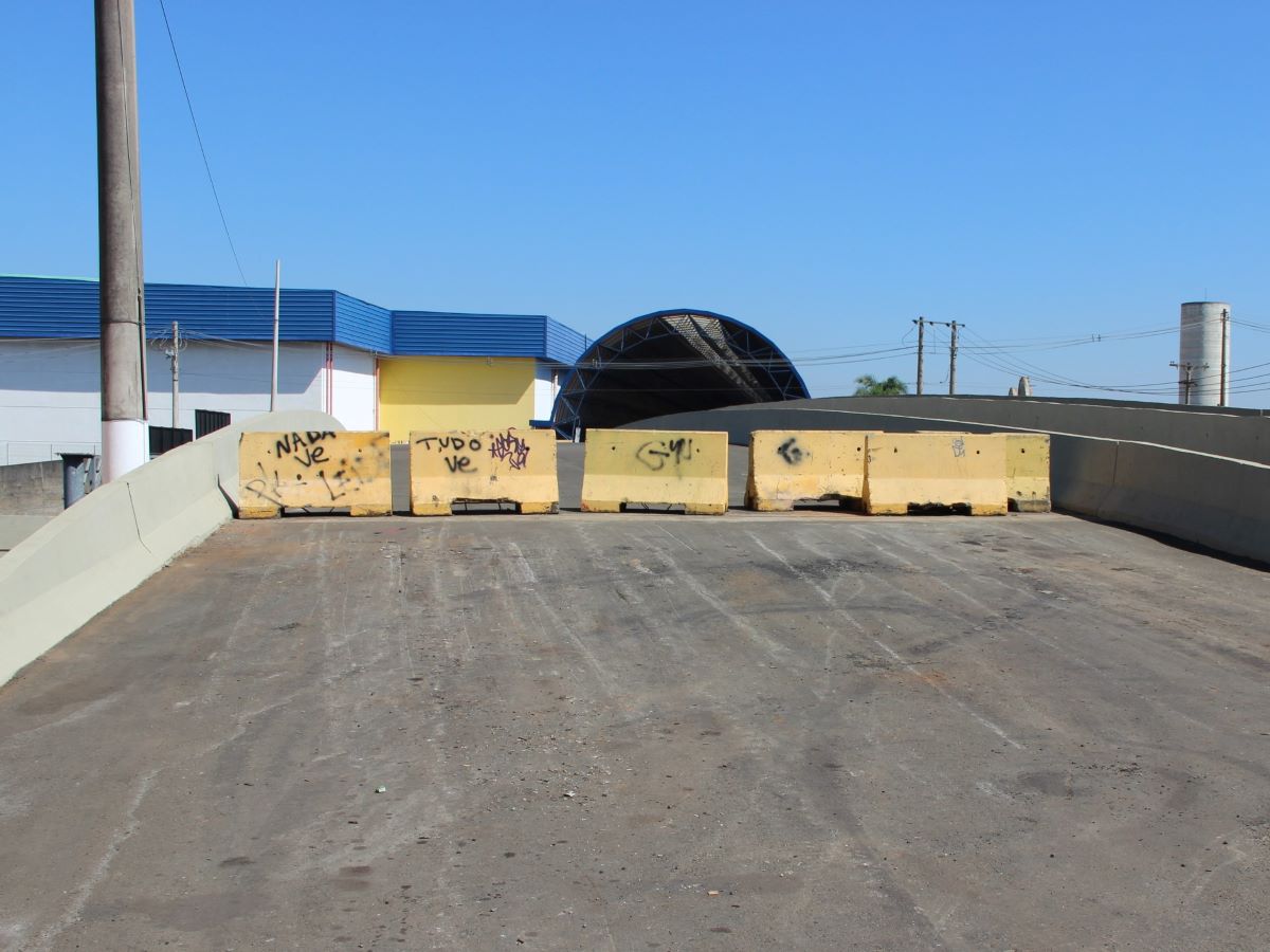 Viaduto tem duplo sentido de tráfego e foi construído no km 97 + 300