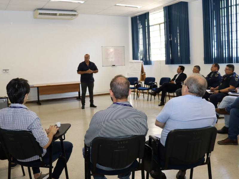 Claudionir De Sá, gerente da Divisão de Fiscalização e Operação da Emdec, fala no encontro