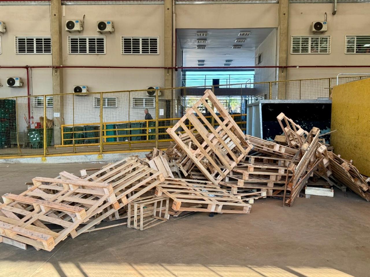 Reaproveitamento envolve o descarte correto de caixas, pallets e outros materiais utilizados no mercado atacadista