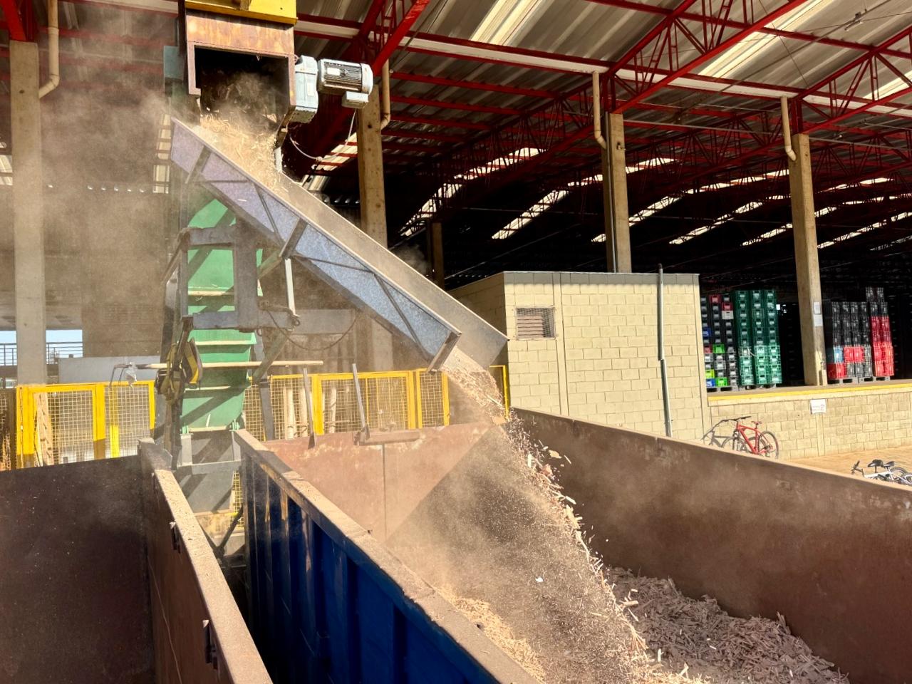 Reaproveitamento envolve o descarte correto de caixas, pallets e outros materiais utilizados no mercado atacadista