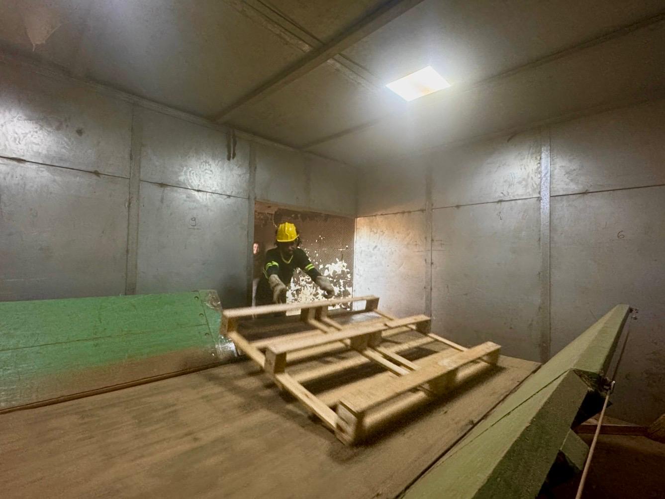 Reaproveitamento envolve o descarte correto de caixas, pallets e outros materiais utilizados no mercado atacadista