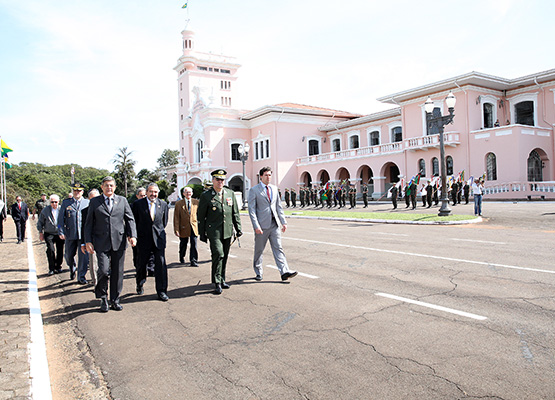 Henrique Magalhães Teixeira e autoridades militares